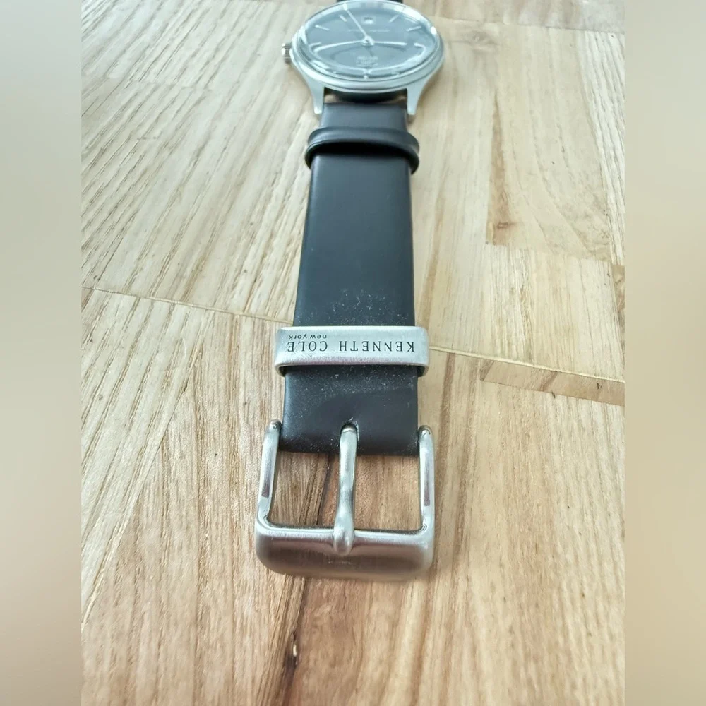 Kenneth Cole New York men’s gray dial black leather dress watch NEW BATTERY